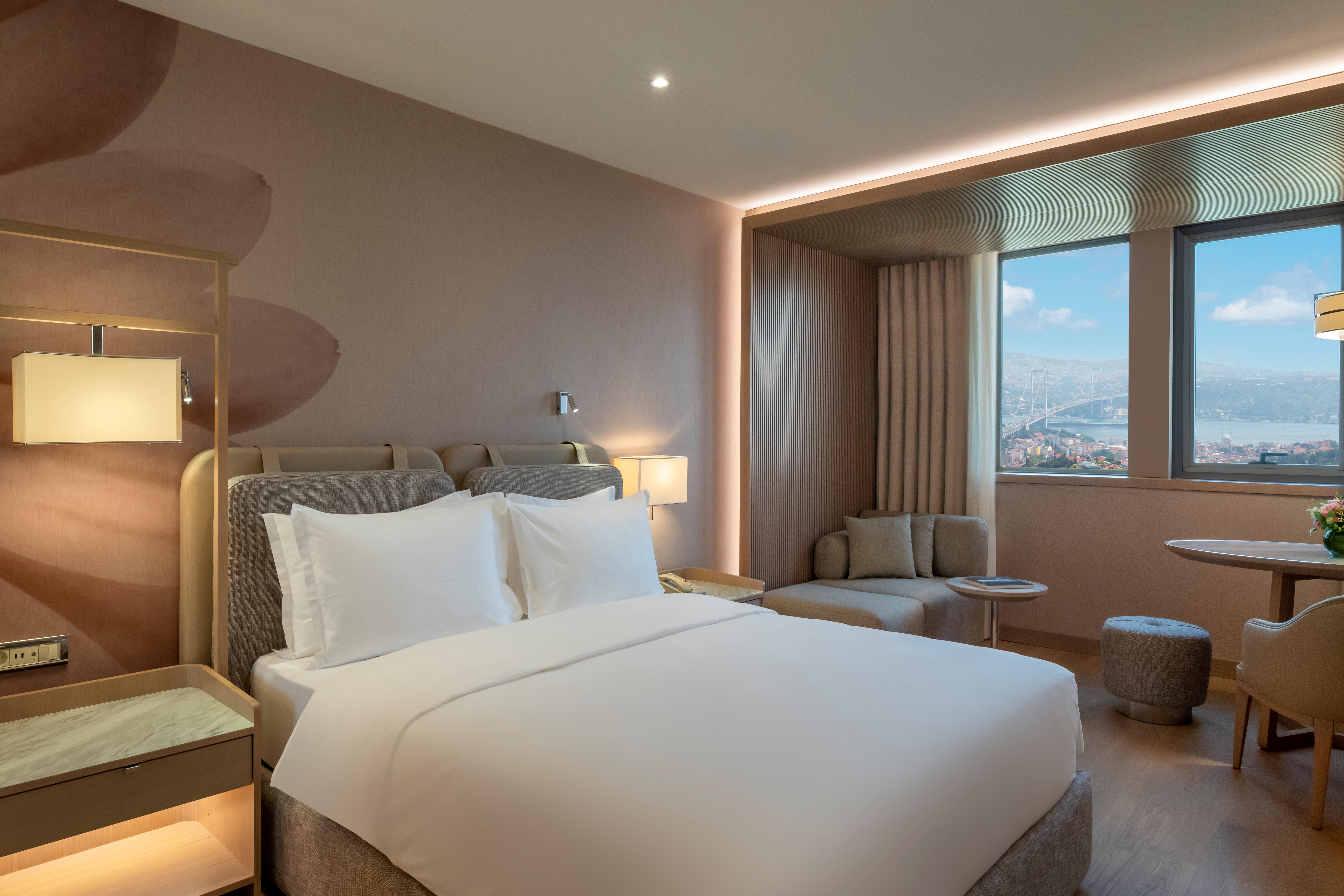 Movenpick hotel istanbul. Movenpick Hotel Istanbul Bosphorus. Отель Риксос пера Стамбул Делюкс кровать Кинг сайз. Отель Mercure Стамбул. Мовенпик отель Турция.